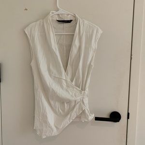 GATHERED LOW-V WHITE TOP